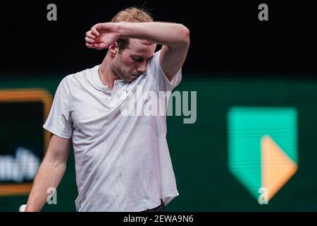 ROTTERDAM, PAYS-BAS - 2 MARS: Botic van de Zandschulp des pays-Bas épuisé pendant son match contre Borna Coric de Croatie pendant le Banque D'Images
