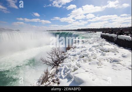 Niagara Falls, Canada. 2 mars 2021. Peu de visiteurs sont vus du côté canadien à Niagara Falls, Ontario, Canada, le 2 mars 2021. Le produit intérieur brut du Canada a diminué de 5.4 p. 100 en 2020, la pire année pour l'économie du pays depuis le début de la tenue des registres économiques en 1961, selon Statistique Canada, mardi. La pire production économique du pays est due à la première vague de COVID-19 qui a balayé le pays, fermant des entreprises et causant des millions de personnes sans travail en mars et avril 2020. Credit: Zou Zheng/Xinhua/Alamy Live News Banque D'Images