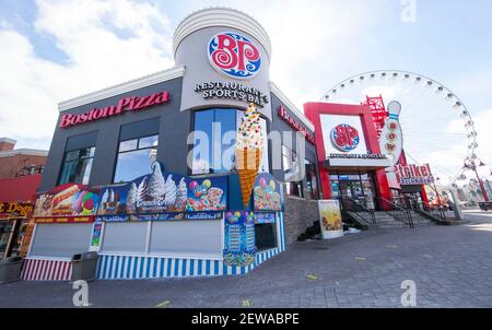 Niagara Falls, Canada. 2 mars 2021. Un restaurant fermé est vu à Niagara Falls, Ontario, Canada, le 2 mars 2021. Le produit intérieur brut du Canada a diminué de 5.4 p. 100 en 2020, la pire année pour l'économie du pays depuis le début de la tenue des registres économiques en 1961, selon Statistique Canada, mardi. La pire production économique du pays est due à la première vague de COVID-19 qui a balayé le pays, fermant des entreprises et causant des millions de personnes sans travail en mars et avril 2020. Credit: Zou Zheng/Xinhua/Alamy Live News Banque D'Images