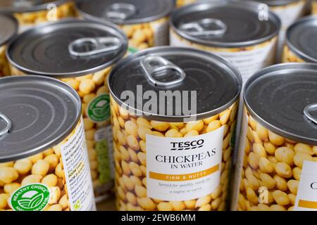 Mise en page d'une douzaine de boîtes de pois chiches Tesco sur une surface plane Banque D'Images