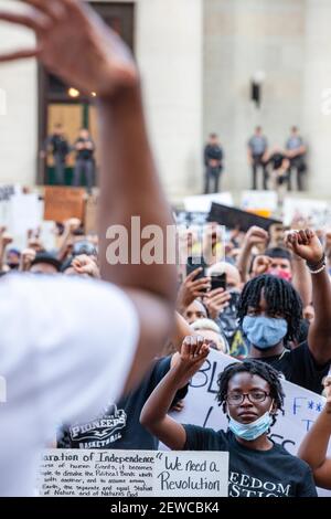 Les manifestants se rassemblent devant l'Ohio Statehouse pendant la manifestation.les manifestants contre la brutalité policière se rencontrent à l'Ohio Statehouse pour un rassemblement et ont défilé dans le centre-ville de Columbus, Retournez à l'Ohio Statehouse pour vous rassembler à nouveau, puis un petit nombre de manifestants choisissent intentionnellement de briser le couvre-feu de 22:00 imposé dans la ville. Avant cette nuit, la police de Columbus a arrêté et brisé les foules après le couvre-feu, mais a plutôt permis aux manifestants de continuer à protester après le couvre-feu. Banque D'Images