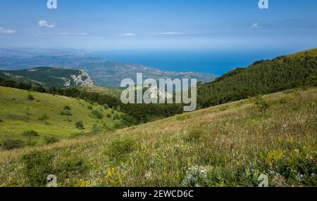 Vue sur la côte de la mer Noire depuis la vallée de la chaîne de montagnes Demerdzhi en Crimée. Banque D'Images