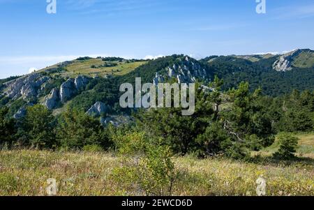 Vue sur les montagnes environnantes depuis le sommet de la chaîne de montagnes Demerdzhi en Crimée. Banque D'Images