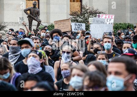 Columbus, Ohio, États-Unis. 5 juin 2020. Les manifestants se rassemblent devant l'Ohio Statehouse pendant la manifestation.les manifestants contre la brutalité policière se rencontrent à l'Ohio Statehouse pour un rassemblement et ont défilé dans le centre-ville de Columbus, Retournez à l'Ohio Statehouse pour vous rassembler à nouveau, puis un petit nombre de manifestants choisissent intentionnellement de briser le couvre-feu de 22:00 imposé dans la ville. Avant cette nuit, la police de Columbus a arrêté et brisé les foules après le couvre-feu, mais a plutôt permis aux manifestants de continuer à protester après le couvre-feu. Crédit : Stephen Zenner/SOPA Images/ZUMA Wire/Alay Live News Banque D'Images