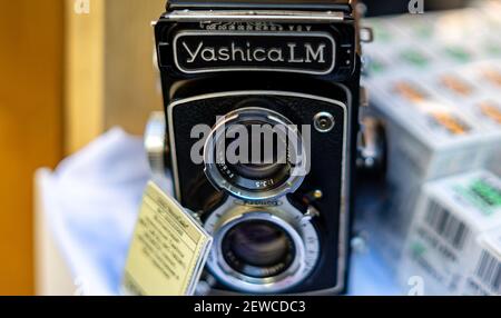 18 août 2018 Moscou, Russie. Caméra film de format moyen Yashica LM sur un comptoir de magasin. Banque D'Images