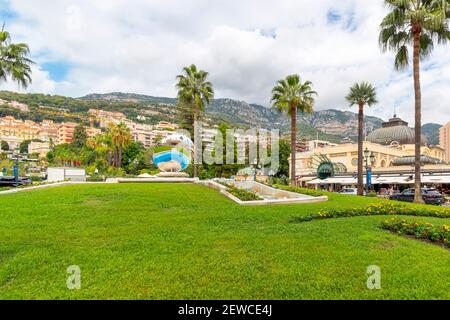 Le célèbre casino se reflète dans le grand miroir rond dans les jardins du casino de la station balnéaire de Monte Carlo, Monaco Banque D'Images