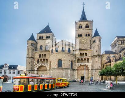Train touristique à l'ouest de la cathédrale de Trèves avec ses quatre tours, Trèves, Rhénanie-Palatinat, Allemagne Banque D'Images