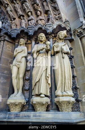 Statuaire sur le côté sud du portail de Liebfrauenkirche (église notre-Dame) à Trèves représentant Eve, Jean l'évangéliste et Synagoga, Rhénanie- Banque D'Images