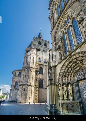 Vue sur la cathédrale de Trèves depuis le portail de Liebfrauenkirche (église notre-Dame) Trèves, Rhénanie-Palatinat, Allemagne Banque D'Images