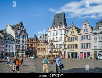 Hauptmarkt la place du marché principal de l'ancienne ville de Trèves, avec croix de marché sur fond de façades de maisons de la Renaissance, baroque, Banque D'Images