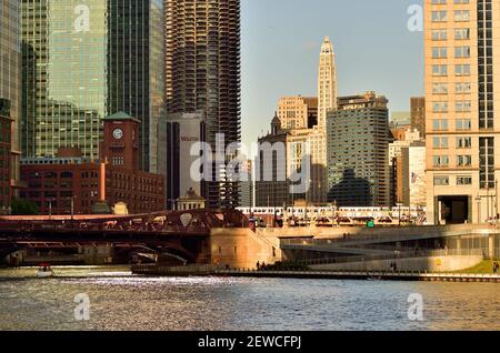 Chicago, Illinois, États-Unis. Les ombres du soir du début de l'été créent un motif d'activité dans le couloir de la rivière Chicago. Banque D'Images