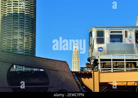 Chicago, Illinois, États-Unis. Un train de transport rapide CTA Brown Line passe au-dessus de la rivière Chicago sur le pont de Wells Street lors de son trajet vers le Loop. Banque D'Images