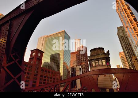 Chicago, Illinois, États-Unis. Une partie des gratte-ciel de Chicago sur la rive nord de la rivière Chicago, vue par le pont de la rue LaSalle. Banque D'Images