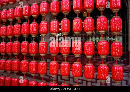 Mur traditionnel rouge lanterne dans le festival chinois des lanternes. Traduction: Chanceux. Banque D'Images