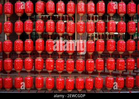 Mur traditionnel rouge lanterne dans le festival chinois des lanternes. Traduction: Chanceux. Banque D'Images