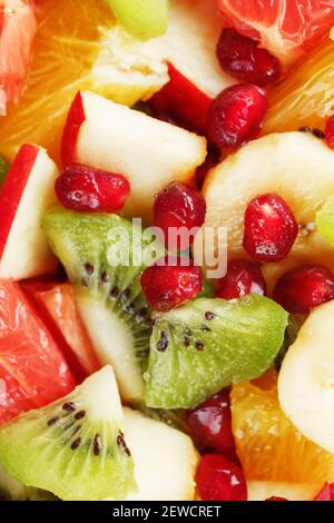 Morceaux de fruits raznfh gros plan en plein écran, salade de fruits. Tranches de fruits frais et sains pour une alimentation saine. Banque D'Images