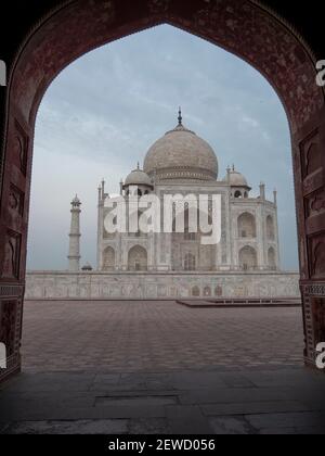 AGRA, INDE - MARS, 26, 2019: Prise tôt le matin du taj mahal encadrée par une arcades Banque D'Images