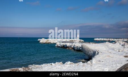 L'embarcadère gelé à l'entrée de la marina du Thornbury Yacht Club en hiver. De grandes faucilles de glace pendent du rivage après les tempêtes d'hiver p Banque D'Images