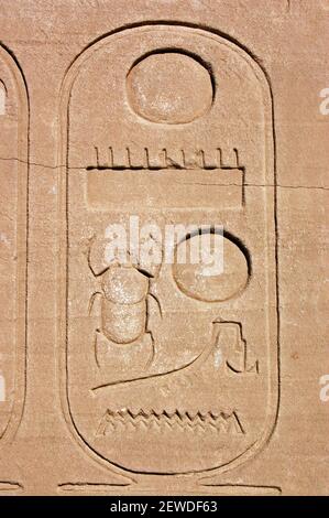 Sculpture de la cartouche égyptienne antique avec un scarabée sacré. Temple de Karnak, Louxor, Égypte Banque D'Images