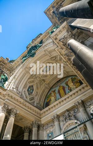 Berlin, Allemagne - 01 juillet 2018 : façade du bâtiment Cathédrale de Berlin, vue de dessous Banque D'Images