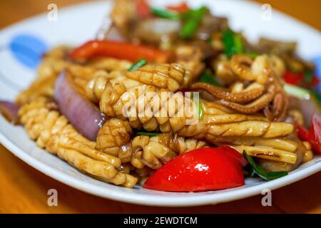 Cuisine chinoise maison, calmar frit au poivre de couleur Banque D'Images