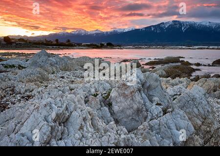 Coucher de soleil sur Kaikoura dans l'île du Sud, une région célèbre pour sa vie marine et le récent tremblement de terre de magnitude 7.8, où les forces géologiques continuent à Banque D'Images