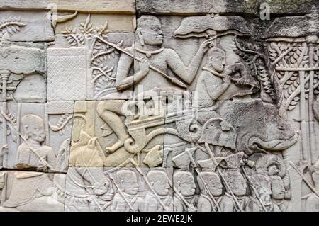 Bas relief au Bayon: Le dirigeant khmer sur l'éléphant menant ses troupes dans la bataille Banque D'Images