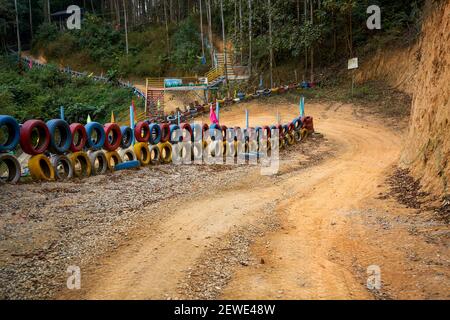 Piste de karting tout-terrain, piste forestière de montagne et de route de terre Banque D'Images