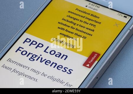 La page de remise des prêts PPP du site Web de l'administration américaine des petites entreprises est affichée sur un téléphone le lundi 1er mars 2021. Banque D'Images