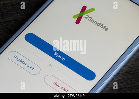 La page de connexion à l'application mobile 23andMe est visible sur un iPhone. 23andMe est une société américaine de génomique et de biotechnologie personnelle. Banque D'Images