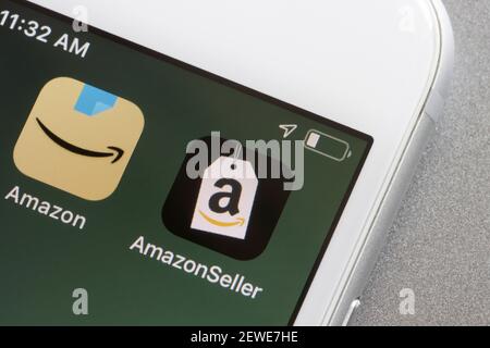 Les applications Amazon Seller et Shopping sont visibles sur un iPhone. Les vendeurs Amazon peuvent choisir de gérer leur expédition à l'aide du service Expédié par Amazon ou de le faire eux-mêmes. Banque D'Images
