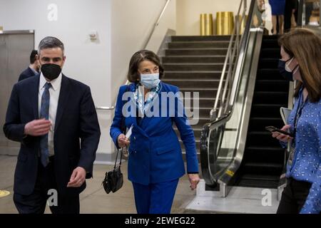 La sénatrice des États-Unis Dianne Feinstein (démocrate de Californie) parle avec des journalistes alors qu'elle passe par le métro du Sénat après un vote au Capitole des États-Unis à Washington, DC, USA, le mardi 2 mars, 2021. Photo de Rod Lamkey/CNP/ABACAPRESS.COM Banque D'Images