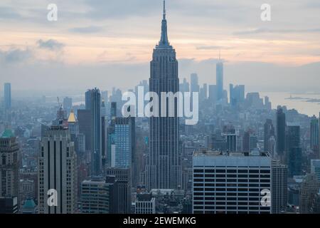 Horizon de New York depuis le sommet de l'observation des rochers Terrasse au Rockefeller Center vue sur le coucher du soleil avec des nuages dans le ciel Banque D'Images