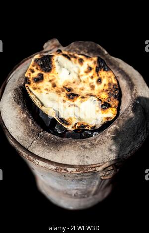 Photo de roti tandoori sur le vieux sigdi de cuisine. Banque D'Images