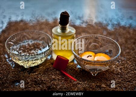 Masque de cheveux pour cheveux longs et sains composés de graines de cumin ou de zéera ou de jeera avec un peu de jaune d'œuf cru, de l'eau et un peu d'huile d'olive sur une couleur brune Banque D'Images