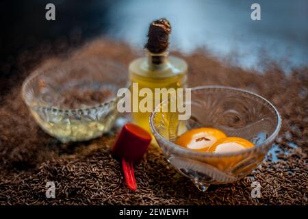 Masque de cheveux pour cheveux longs et sains composés de graines de cumin ou de zéera ou de jeera avec un peu de jaune d'œuf cru, de l'eau et un peu d'huile d'olive sur une couleur brune Banque D'Images