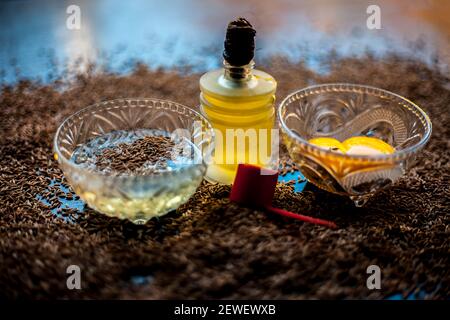 Masque de cheveux pour cheveux longs et sains composés de graines de cumin ou de zéera ou de jeera avec un peu de jaune d'œuf cru, de l'eau et un peu d'huile d'olive sur une couleur brune Banque D'Images