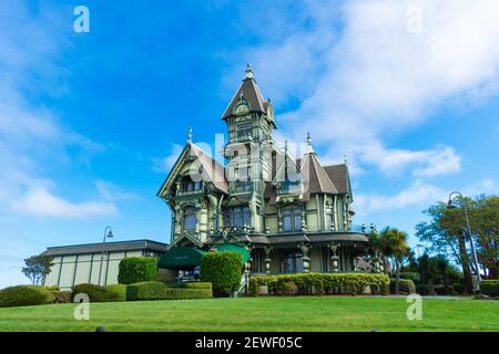 Vue extérieure de Carson Mansion. Le bâtiment est une maison victorienne historique située dans la vieille ville et propre par le Club Ingomar privé. - Eureka, Californie, États-Unis Banque D'Images