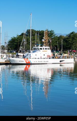 LE BATEAU de patrouille Barracuda de la Garde côtière AMÉRICAINE s'est amarré sur une eau calme au quai du port. - Eureka, Californie, États-Unis - 2021 Banque D'Images