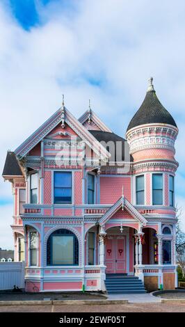 Maison victorienne Pink Lady avec vue extérieure sur la vieille ville. - Eureka, Californie, États-Unis - 2021 Banque D'Images