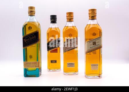 Quatre bouteilles de whisky scotch de marque Johnnie Walker. - San Jose, Californie, États-Unis - 2021 Banque D'Images