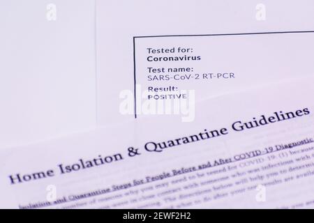 Document de résultat positif du test du coronavirus. Lignes directrices sur l'isolement à domicile et la quarantaine. Mise au point sélective. Banque D'Images