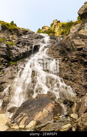 Visite d'été à la cascade de Balea en Roumanie Banque D'Images