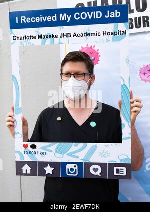 Johannesburg, Afrique du Sud. 2 mars 2021. Un travailleur de la santé pose une photo après avoir reçu le vaccin COVID-19 à l'hôpital universitaire de Charlottle Maxeke à Johannesburg, en Afrique du Sud, le 2 mars 2021. Alors que les cas de COVID-19 sont en déclin, le cabinet sud-africain a assoupli les restrictions de verrouillage du niveau d'alerte trois au niveau un, permettant des rassemblements politiques et religieux, a déclaré le président Cyril Ramaphosa dimanche soir. Credit: Matthew Martin Brink/Xinhua/Alay Live News Banque D'Images