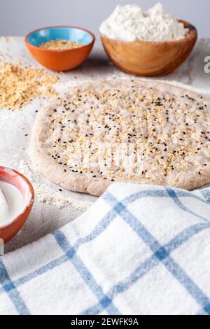 coudé, fond, boulangerie, base, bol, pain, célébration, gros plan, cuisson, comptoir, pâte, pain plat, farine, nourriture, roulé à la main, fait main, healt Banque D'Images