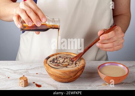 Le tahin Pekmez est un aliment turc traditionnel composé de molasses de raisin et de tahini. Il a un goût doux et beurré plein de saveur. C'est un vegan sucré Banque D'Images