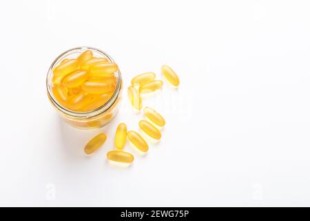 Oméga 3 capsules en verre jarre sur fond blanc huile de poisson Softgels jaunes vitamine D, E, UN complément concept de soins de santé vue du dessus, plat, copie s. Banque D'Images