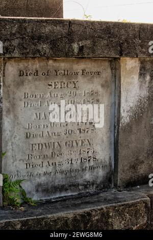 Graviers avec pour trois enfants qui sont morts de fièvre jaune sur le cimetière Lafayette à la Nouvelle-Orléans, Louisiane Banque D'Images
