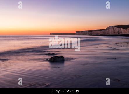Coucher de soleil à marée basse à Birling Gap sur la côte est du Sussex, dans le sud-est de l'Angleterre Banque D'Images