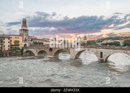 Vue sur le Ponte Pietra au-dessus de l'Adige à Vérone, Italie. Banque D'Images